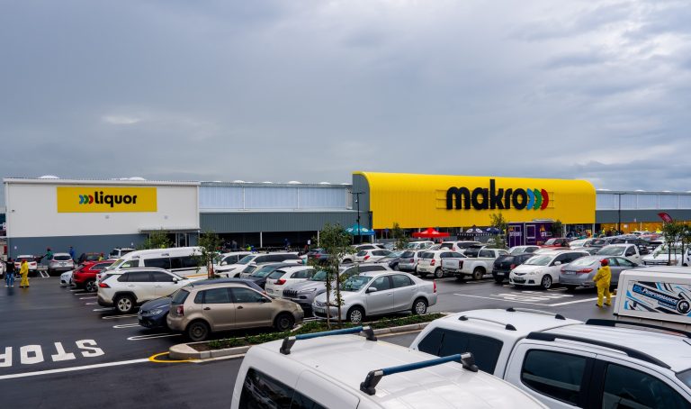 Makro Parking Lot